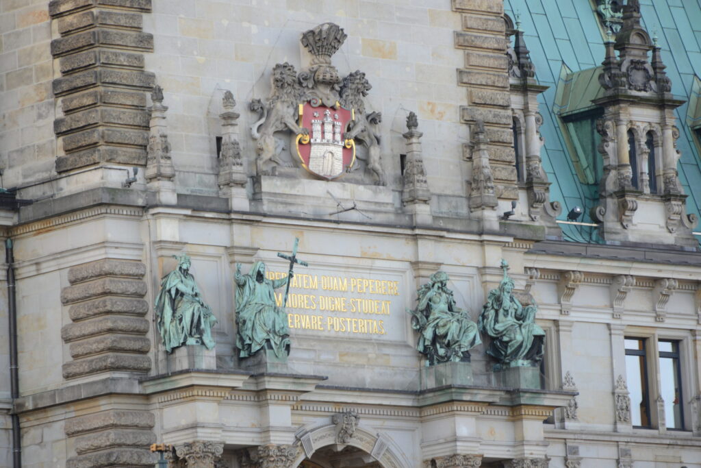 Hamburger Rathaus Detail bei 300mm